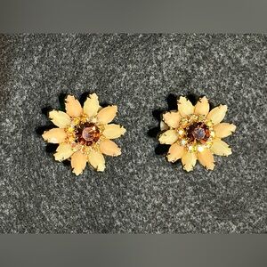 VINTAGE Weiss Clip On Rhinestone Earrings Floral champagne gold tone